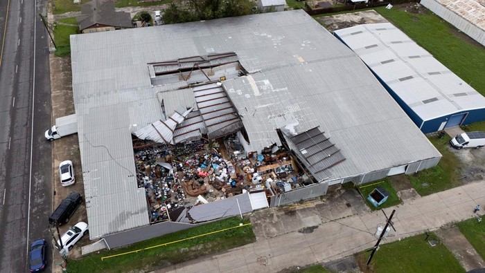 Badai Hantam Louisiana AS, Toko Barang Bekas Jadi Korban A drone view shows the Junk In The Trunk thrift store, which suffered a roof failure and wall collapse due to the effects of Hurricane Francine, in Houma, Louisiana, U.S., September 12, 2024. REUTERS/Edmund D. Fountain