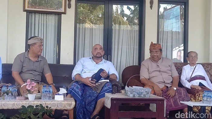 Bakal cagub Bali, I Made Muliawan Arya alias De Gadjah, saat bertemu dengan sukarelawan di Desa Temukus, Kecamatan Banjar, Kabupaten Buleleng, Bali, pada Jumat (13/9/2024) sore. (Made Wijaya Kusuma/detikBali)