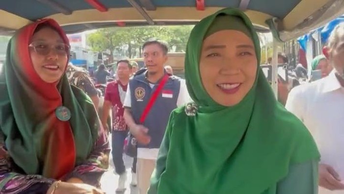 Bakal calon gubernur NTB, Sitti Rohmi Djalilah, saat sosialisasi pakai cidomo di Lombok Timur, Jumat (13/9/2023).