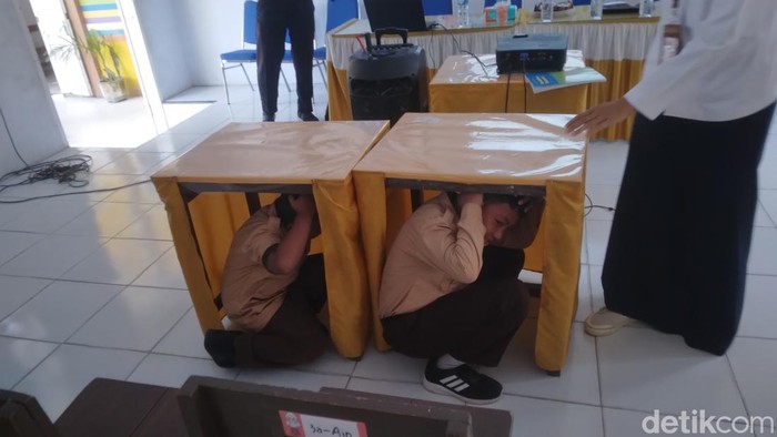 Badan Meteorologi Klimatologi dan Geofisika (BMKG) Provinsi Gorontalo melakukan sosialisasi dan edukasi kepada pelajar tentang mitigasi gempa bumi dan tsunami.