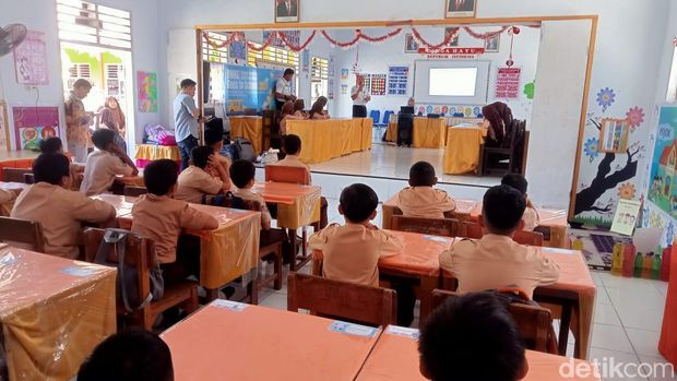 Badan Meteorologi Klimatologi dan Geofisika (BMKG) Provinsi Gorontalo melakukan sosialisasi dan edukasi kepada pelajar tentang mitigasi gempa bumi dan tsunami.