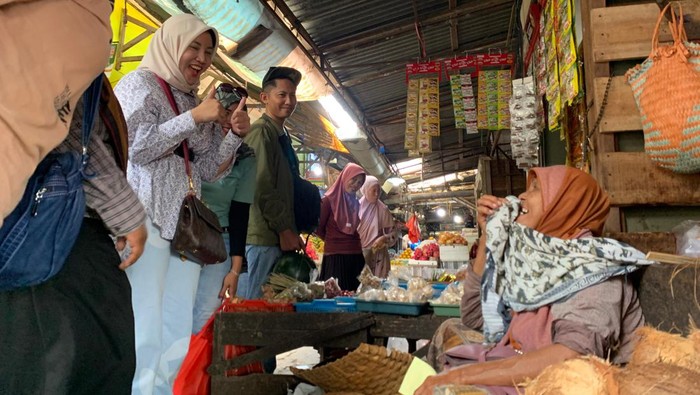 Calon Bupati Rembang Vivit Dinarini blusukan ke Pasar Rembang