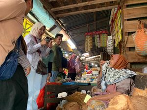 Blusukan ke Pasar Rembang, Vivit Dengarkan Keluhan Pedagang-Pembeli