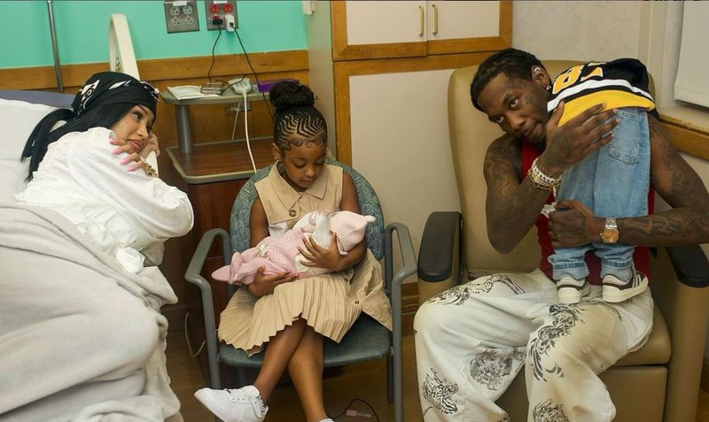 Cardi B melahirkan anak ketiga.