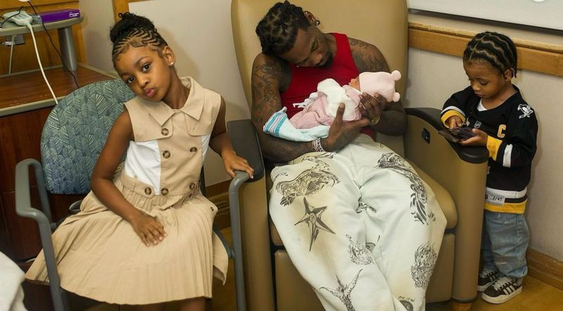 Cardi B melahirkan anak ketiga.