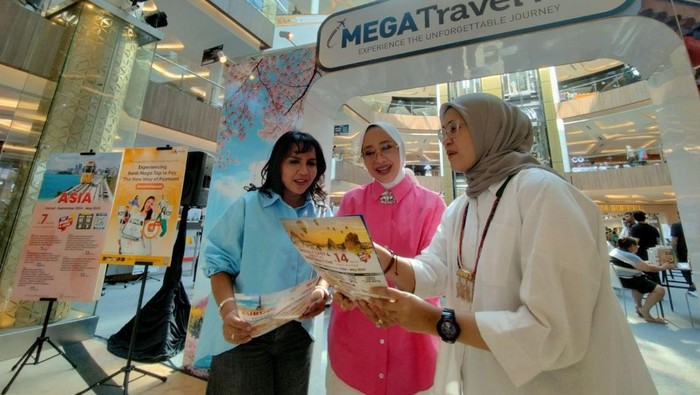 CCPL Partnership & Acquiring Head Bank Mega, Riri Er Shinta Wallad (kiri) bersama dengan Regional Head Bank Mega Bandung, Rika Rahayu Begawan (tengah) dan Area Manager Antavaya, Rinny Mahmud  Satu lampiran.