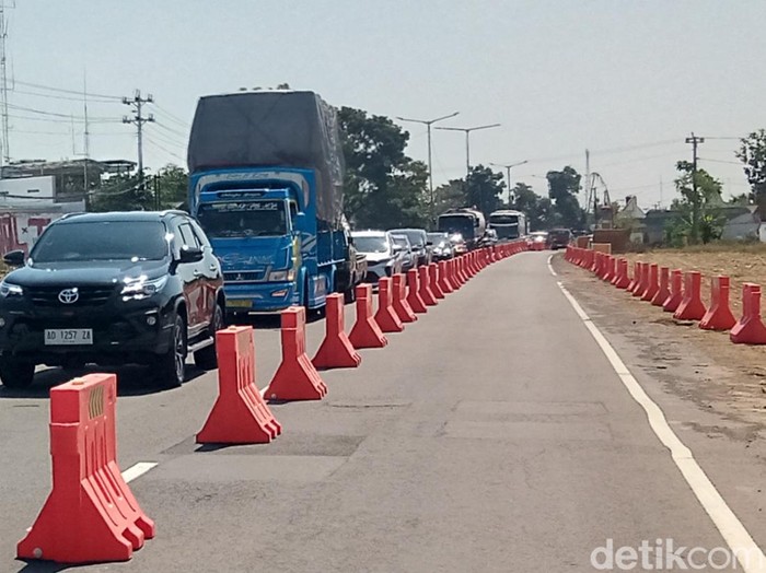 Contraflow mulai diberlakukan di jalan Jogja-Solo ruas Desa Somopuro, Jogonalan, Kabupaten Klaten, untuk proyek exit tol, Jumat (13/9/2024).