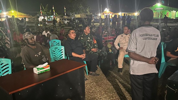 Dansatgas BKO Ketahanan Pangan Kementrian Pertanian RI Mayjen TNI Ahmad Rizal Ramdhani mengunjungi masyarakat Kampung Wogikel dan Kampung Wanam, Distrik Wanam