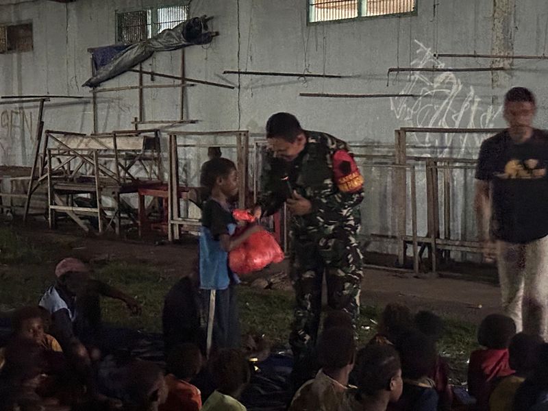 Dansatgas BKO Ketahanan Pangan Kementrian Pertanian RI Mayjen TNI Ahmad Rizal Ramdhani mengunjungi masyarakat Kampung Wogikel dan Kampung Wanam, Distrik Wanam