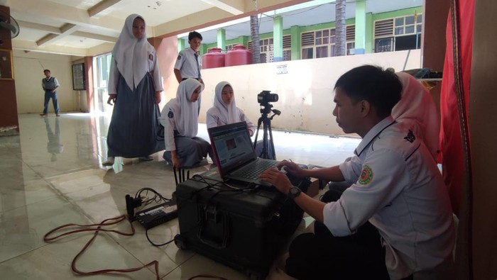 Disdukcapil Parepare melakukan proses perekaman e-KTP di salah satu sekolah.
