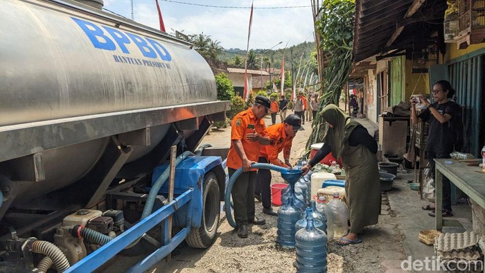 Distribusi air bersih di daerah terdampak kekeringan di Tulungagung.
