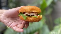 Pelayan Donut of Curiosity mengatakan bahwa adonan donat ini dibuat dari tepung yang didatangkan langsung dari Jepang dan campuran labu kuning. Foto: detikcom/Riska Fitria