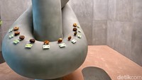 Donut of Curiosity ini mengusung konsep to go. Gerainya yang bergaya industrial ini sangat modern dan minimalis. Gerainya didominasi dengan warna abu-abu. Foto: detikcom/Riska Fitria