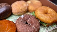 Untuk harganya berkisar antara Rp 25.000-Rp 32.000. Rupanya Donut of Curiosity ini merupakan gerai donat yang dibuat oleh tim di balik merek Scarlett. Foto: detikcom/Riska Fitria
