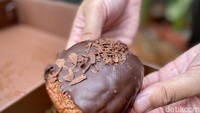Donat of Curiosity ini buka setiap hari dengan batch yang disesuaikan jumlah pesanan. Foto: detikcom/Riska Fitria