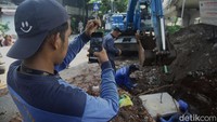 Pemprov DKI Jakarta membenahi saluran drainase di sejumlah daerah untuk mengurangi potensi genangan air dan banjir di Jakarta saat memasuki musim hujan. 
