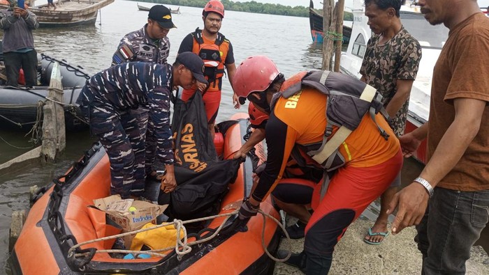 Evakuasi jasad nelayan yang tewas terjatuh ke laut. (Istimewa)