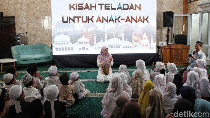 Masjid Al-MuMinin di Matraman, Jakarta Timur, menggelar Festival Maulid Nabi selama 20 jam. Festival itu untuk memecahkan rekor MURI.