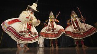 Para seniman menampilkan Kathakali, tarian klasik tradisional yang berasal dari negara bagian Kerala di selatan India dalam perayaan festival budaya Onam di Chennai, India, Kamis (12/9/2024).