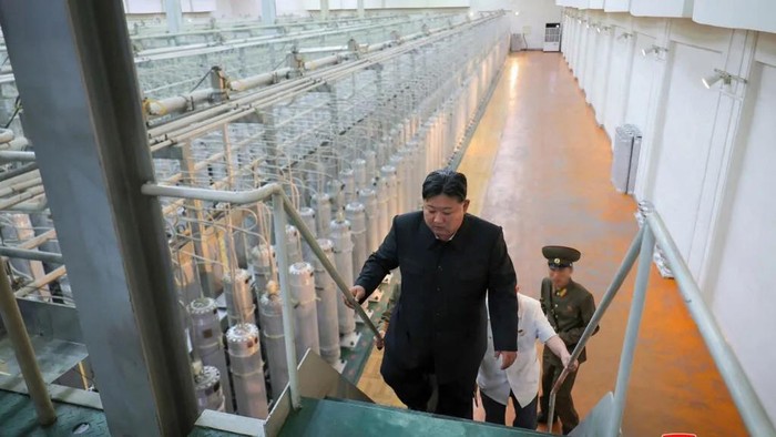 This undated photo released from North Koreas official Korean Central News Agency (KCNA) on September 13, 2024 shows North Korean leader Kim Jong Un (front) inspecting the Nuclear Weapons Institute. © AFP