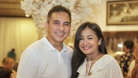 Frans Mohede kemudian menjalin hubungan dengan Amara. Sampai mereka membentuk grup vokal bersama yakni Lingua, ditambah satu personel lagi. (Foto: dok Instagram)