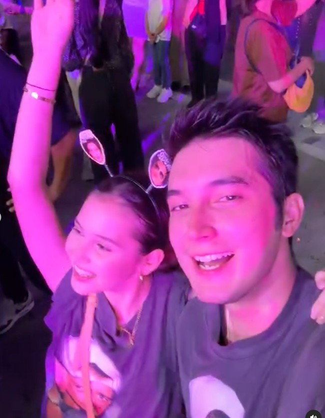 Nonton konser Bruno Mars bareng kekasihnya, Junior Roberts, Sandrinna memilih mengenakan kaos couple dengan Junior. Terlihat keduanya memakai kaos hitam dengan foto Bruno Mars. Foto: Instagram