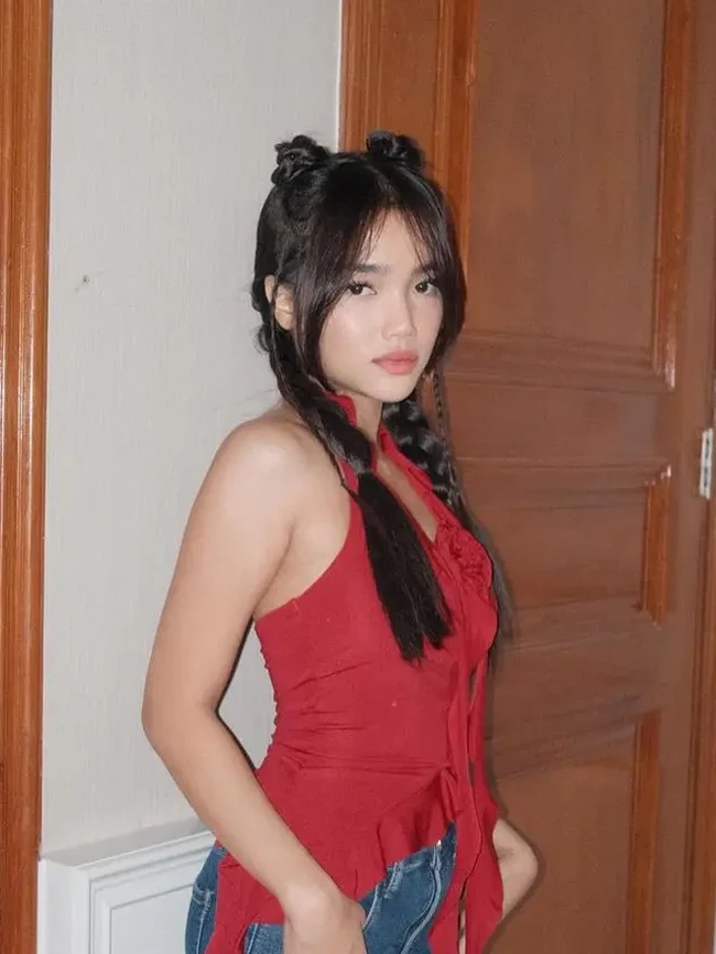 Berbeda dengan Aaliyah, Fuji tampil lebih terbuka dengan atasan halter neck berwarna merah yang memiliki aksen bunga pada bagian tengah dadanya. Atasan tersebut kemudian dipadukannya dengan celana jeans. Sementara rambut panjangnya tampak dikepang dua. Foto: Instagram