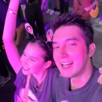 Nonton konser Bruno Mars bareng kekasihnya, Junior Roberts, Sandrinna memilih mengenakan kaos couple dengan Junior. Terlihat keduanya memakai kaos hitam dengan foto Bruno Mars. Foto: Instagram