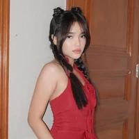 Berbeda dengan Aaliyah, Fuji tampil lebih terbuka dengan atasan halter neck berwarna merah yang memiliki aksen bunga pada bagian tengah dadanya. Atasan tersebut kemudian dipadukannya dengan celana jeans. Sementara rambut panjangnya tampak dikepang dua. Foto: Instagram