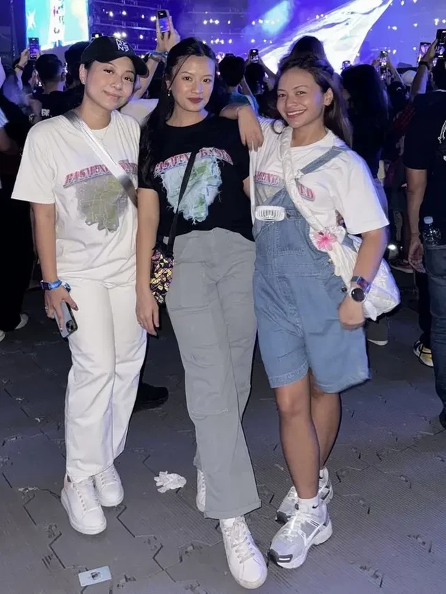 Tak mau ketinggalan, Amel Carla juga terlihat hadir bersama para sahabatnya. Ia memilih mengenakan kaos putih oversize dipadukan dengan overall denim pendek. Melengkapi tampilannya, Amel Carla juga mengenakan tas selempang berwarna putih. Foto: Instagram