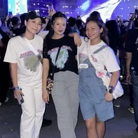 Tak mau ketinggalan, Amel Carla juga terlihat hadir bersama para sahabatnya. Ia memilih mengenakan kaos putih oversize dipadukan dengan overall denim pendek. Melengkapi tampilannya, Amel Carla juga mengenakan tas selempang berwarna putih. Foto: Instagram