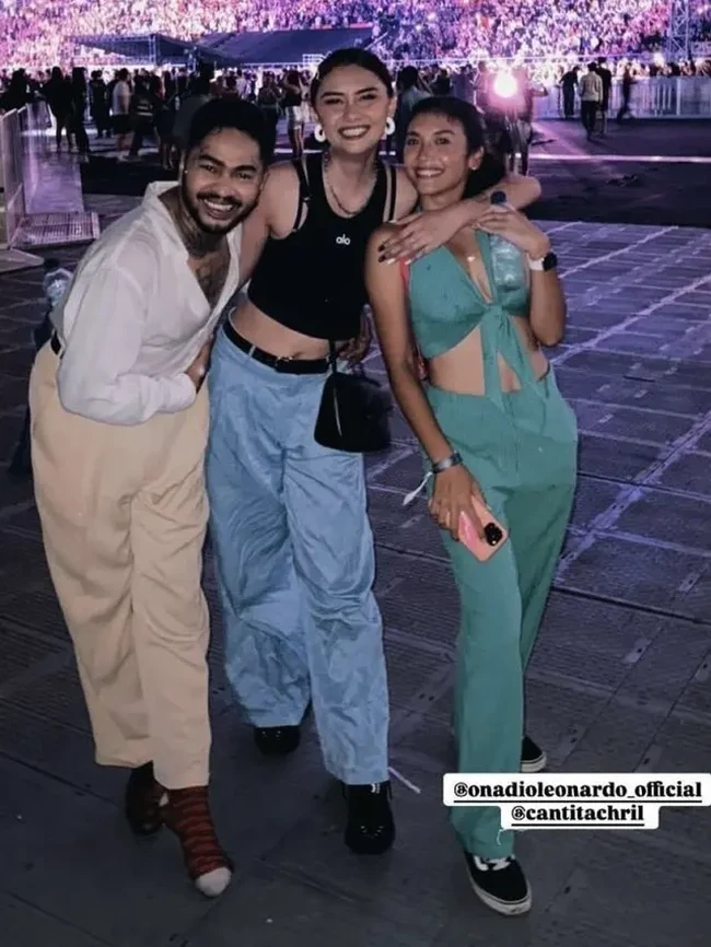 Sama-sama hadir di hari pertama konser Bruno Mars di Jakarta, Onadio Leonardo bersama istrinya, Beby Prisillia tampak berfoto bersama Canti Tachril, istri Adipati Dolken. Onad tampil dengan kemeja putih dan celana panjang krem. Sementara istrinya memilih mengenakan crop top berwarna hitam dipadukan celana panjang berwarna biru. Canti sendiri memilih mengenakan setelan berwarna hijau. Foto: Instagram