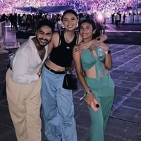 Sama-sama hadir di hari pertama konser Bruno Mars di Jakarta, Onadio Leonardo bersama istrinya, Beby Prisillia tampak berfoto bersama Canti Tachril, istri Adipati Dolken. Onad tampil dengan kemeja putih dan celana panjang krem. Sementara istrinya memilih mengenakan crop top berwarna hitam dipadukan celana panjang berwarna biru. Canti sendiri memilih mengenakan setelan berwarna hijau. Foto: Instagram