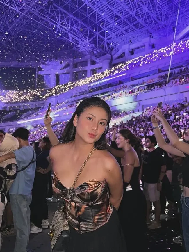 Selebgram Karin Novilda juga terlihat ikut menonton konser Bruno Mars. Karin tampil mengenakan korset warna hitam dan coklat dipadukan dengan rok hitam polos. Melengkapi penampilannya, Karin juga mengenakan riasan pada wajahnya. Foto: Instagram