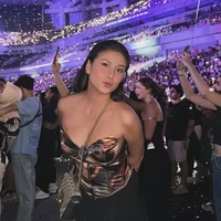 Selebgram Karin Novilda juga terlihat ikut menonton konser Bruno Mars. Karin tampil mengenakan korset warna hitam dan coklat dipadukan dengan rok hitam polos. Melengkapi penampilannya, Karin juga mengenakan riasan pada wajahnya. Foto: Instagram