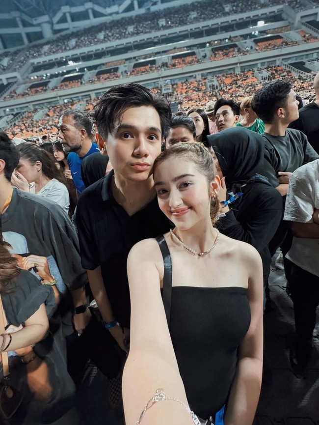 Ranty Maria terlihat hadir bersama tunangannya, Rayn Wijaya. Ranty tampil tak kalah memukau mengenakan atasan tube berwarna hitam. Rambutnya juga tampak dikepang rapi. Foto: Instagram