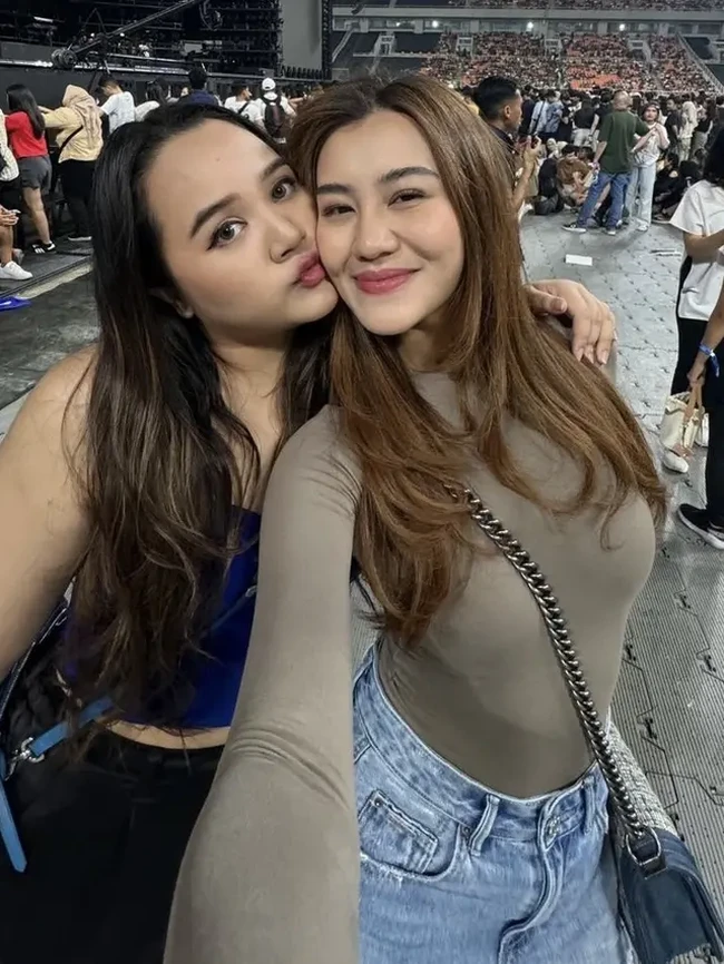 Nonton konser Bruno Mars di hari pertama, Aaliyah Massaid terlihat hadir bersama sahabatnya. Istri Thariq Halilintar itu tampil simpel mengenakan atasan lengan panjang ketat dipadukan dengan celana jeans. Seperti biasa, Aaliyah juga tampak berdandan natural untuk menyempurnakan penampilannya. Foto: Instagram