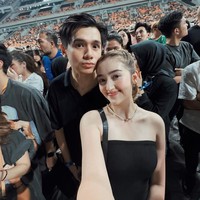 Ranty Maria terlihat hadir bersama tunangannya, Rayn Wijaya. Ranty tampil tak kalah memukau mengenakan atasan tube berwarna hitam. Rambutnya juga tampak dikepang rapi. Foto: Instagram