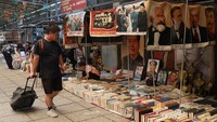 Pengunjung melihat-lihat koleksi bagian buku bekas di Pasar Antik Panjiayuan di Beijing, China. (REUTERS/Florence Lo)
