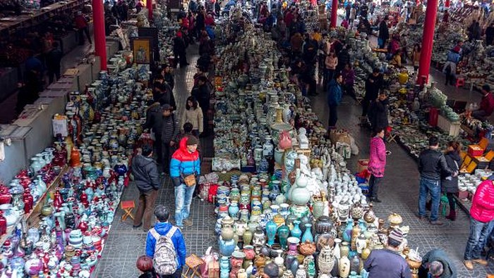 Geliat Pasar Antik Terbesar di Beijing BEIJING, CHINA - 2016/02/27: Flea market on Saturday and Sunday. Beijing Panjiayuan market is the most popular antique market in China. On Saturday and Sunday, there are more vendors and visitors coming to the flea market. (Photo by Zhang Peng/LightRocket via Getty Images)
