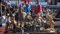 Setiap hari, ratusan penjual menawarkan beragam koleksi barang antik yang menarik kepada sekitar 50.000 pengunjung. (Getty Images/Nora J. Tejada)