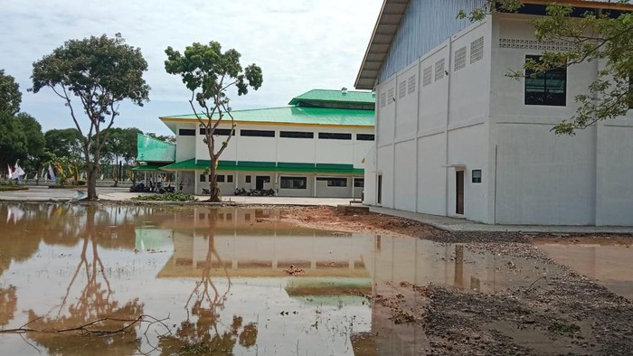 GOR Langkat yang jadi venue cabor sambo di PON XXI digenangi air. (Istimewa)