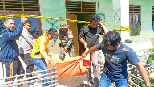 Seorang pria berinisial DB ditemukan tewas terjepit pintu gedung bekas SMAN 1 Mihing Raya saat berusaha mencuri. Polisi menyelidiki penyebab kematiannya.