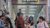 Banyak dari warga dan pekerja yang bergegas untuk pulang atau menikmati malam menjelang libur panjang.