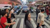Kedua, perusahaan memutuskan relokasi atau pindah ke wilayah lain. Menurut Yassierli hal ini dilakukan pengusaha demi mencari upah buruh yang lebih murah. Ketiga, ada kasus perselisihan hubungan industrial tapi ini biasanya tidak massal, dari satu perusahaan. Keempat, tindakan balasan pengusaha akibat mogok kerja, jadi ini hubungan industrial, tuturnya. Ari Saputra/detikcom