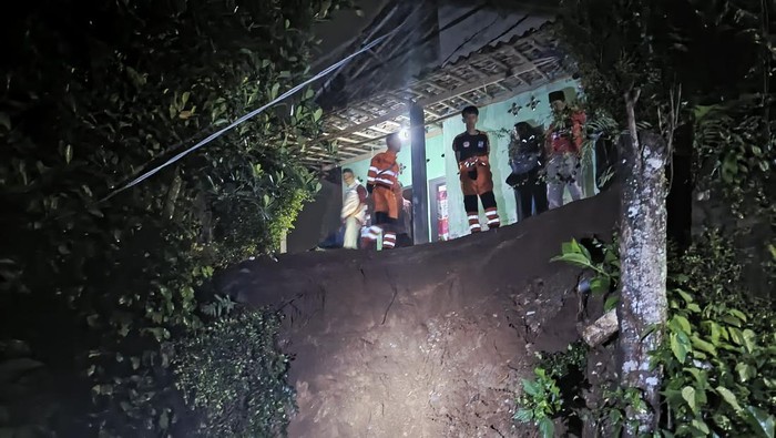 Hujan deras mengakibatkan tebing setinggi empat meter di halaman rumah warga Rancamaya, Bogor Selatan, Kota Bogor longsor.