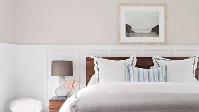 Ide warna kamar tidur abu-abu muda.