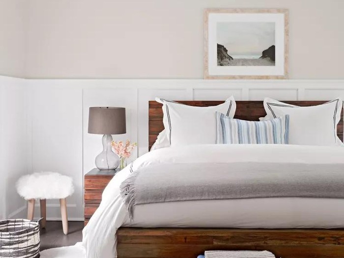 Ide warna kamar tidur abu-abu muda.