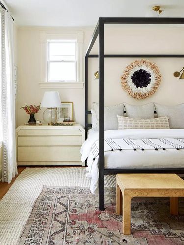 Ide warna kamar tidur putih hangat.