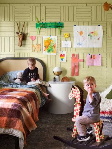 Ide warna kamar tidur hijau lemon.